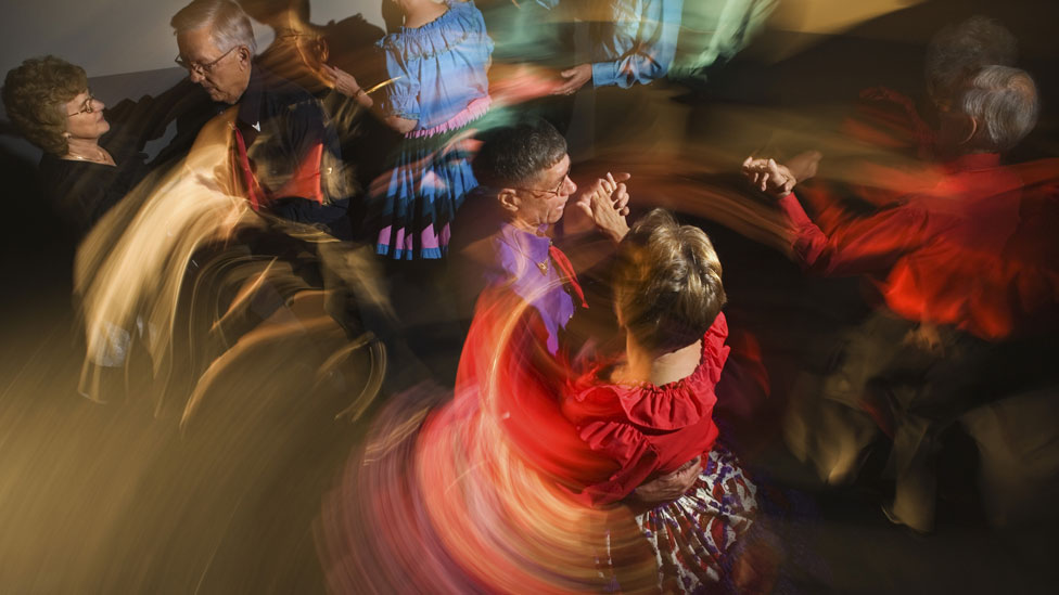 ¿Qué es mejor para tu cerebro bailar, caminar o hacer estiramientos?