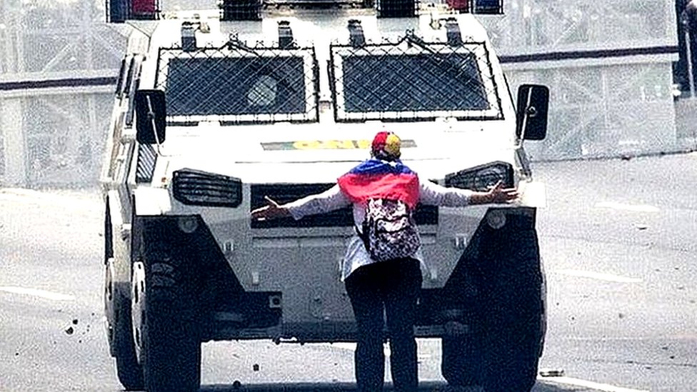 Lo que se sabe de la mujer que paró una tanqueta durante las protestas en Venezuela