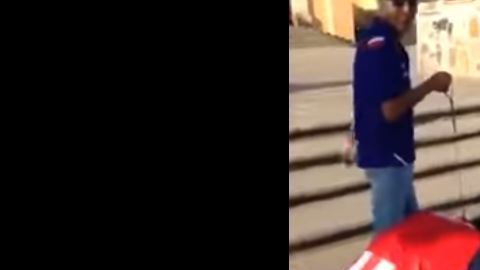 Fan de Chivas paga apuesta
