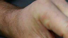 Arma siendo cargada.