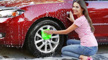 Entre las acciones de cuidado del auto durante la primavera es darle una buena lavada y retirar todo desorden de su interior, guantera y baúl.