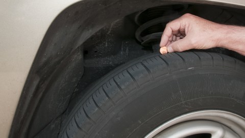 Las llantas lisas o gastadas son peligrosas, por eso es importante estar midiendo con frecuencia la profundidad recomendada de sus ranuras