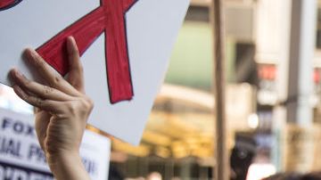 Manifestantes piden la renuncia de Bill O'Reilly a Fox News, en Nueva York.