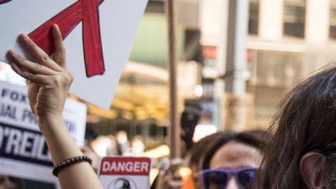 Manifestantes piden la renuncia de Bill O'Reilly a Fox News, en Nueva York.