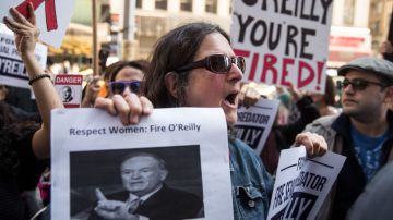 Manifestantes piden la renuncia de Bill O'Reilly a Fox News, en Nueva York.