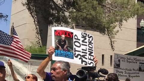 Activistas protestan contra la visita de los secretarios de Justicia, Jeff Sessions, y de Seguridad Nacional, John Kelly. Foto suministrada