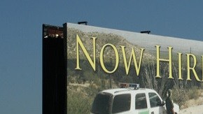 Informe pide "cautela" a la Administración Trump antes de apresurarse a contratar más agentes para vigilancia fronteriza.