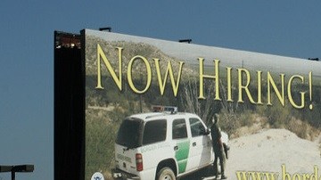 Informe pide "cautela" a la Administración Trump antes de apresurarse a contratar más agentes para vigilancia fronteriza.