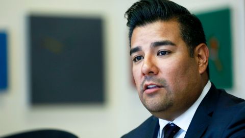 El senador Ricardo Lara de Bell Gardens, patrocinador de SB 562, redactó la iniciativa en conjunto con la senadora Toni Atkins de San Diego.