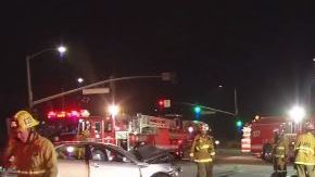 Los bomberos utilizaron equipos de rescate hidráulicos para extraer de su auto a uno de los heridos.