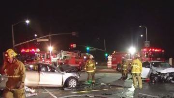 Los bomberos utilizaron equipos de rescate hidráulicos para extraer de su auto a uno de los heridos.