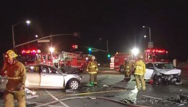 Los bomberos utilizaron equipos de rescate hidráulicos para extraer de su auto a uno de los heridos.