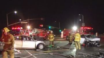 Los bomberos utilizaron equipos de rescate hidráulicos para extraer de su auto a uno de los heridos.