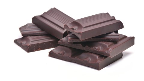 El chocolate negro está cargado de flavanoles, unos fitoquímicos que protegen contra la pérdida de la memoria.