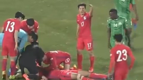 Futbolista salva la vida gracias a la intervención de sus compañeros