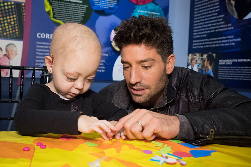 David Chocarro cuando visitó Memphis junto a Lucía, una paciente de St Jude