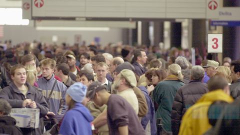 Delta Airlines culpa a la tormenta del miércoles en Atlanta por los miles de vuelos cancelados.