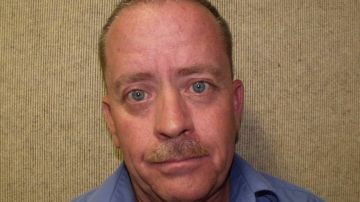 Dennis Brian Chambers, de 50 años, fue arrestado bajo sospecha de poseer pornografía infantil.