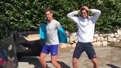 El serbio se une a la euforia de este tema musical