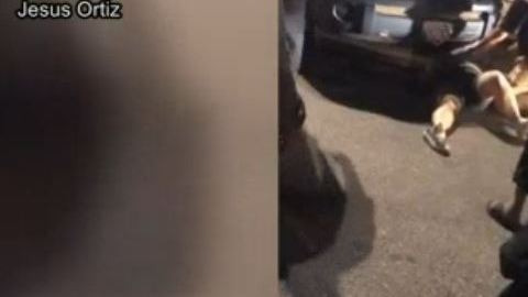 La mujer fue trasladada a un hospital local por heridas leves.