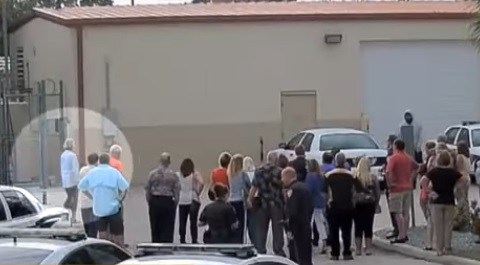 La mujer cae al suelo tras recibir los disparos