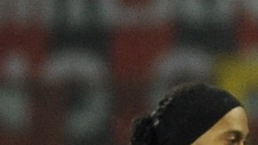 Ronaldinho y Zlatan Ibrahimovic en un partido del AC Milan contra el Brescia en diciembre del 2000.