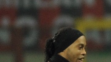 Ronaldinho y Zlatan Ibrahimovic en un partido del AC Milan contra el Brescia en diciembre del 2000.