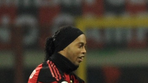 Ronaldinho y Zlatan Ibrahimovic en un partido del AC Milan contra el Brescia en diciembre del 2000.