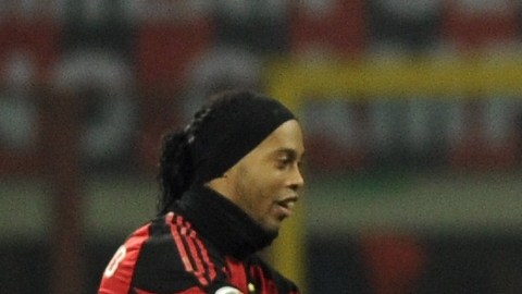 Ronaldinho y Zlatan Ibrahimovic en un partido del AC Milan contra el Brescia en diciembre del 2000.