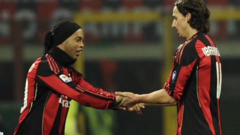 Ronaldinho y Zlatan Ibrahimovic en un partido del AC Milan contra el Brescia en diciembre del 2000.