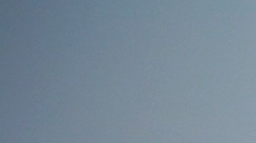 La Patrulla Fronteriza vigila por personas tratando de cruzar el peligroso río.