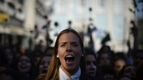 Las deudas estudiantiles ahogan a los graduados de universidades. (Getty Images)