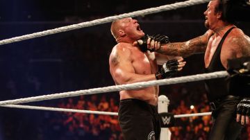 The Undertaker toma por el cuello a Brock Lesnar, quien lo derrotó por primera vez en WrestleMania 30