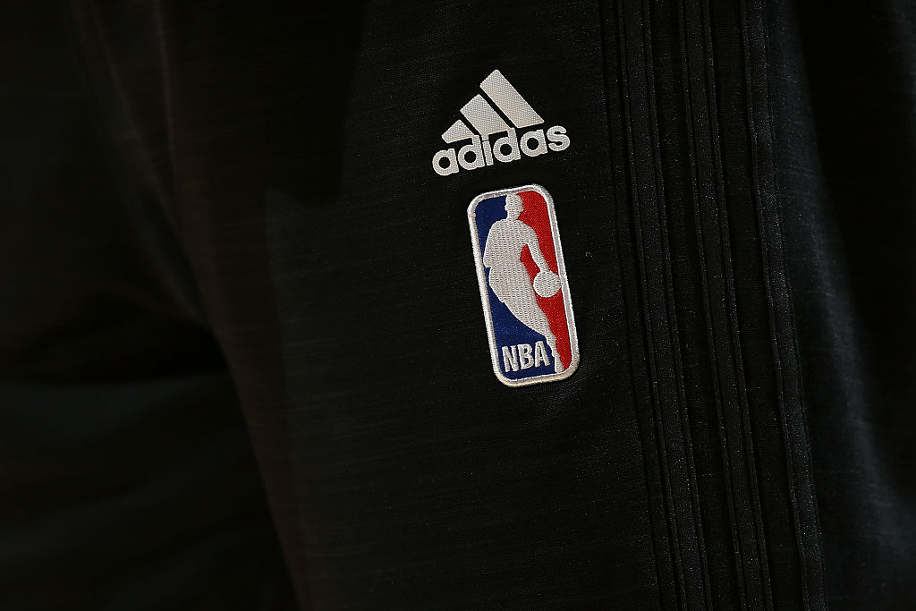 La silueta del logo de la NBA pertenece a Jerrt West, leyenda de los Lakers.