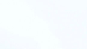 Dos hombres contemplan un edificio derrumbado por un sismo de alta magnitud en la ciudad de Portoviejo, en Ecuador.