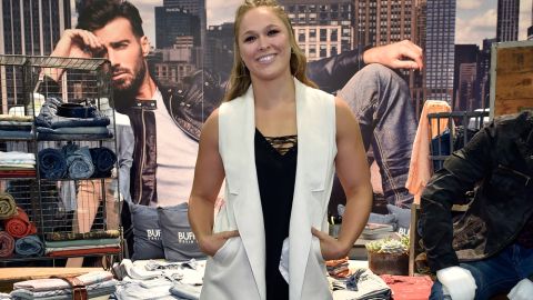 Ronda Rousey anuncia que se casará con su novio Travis Browne.