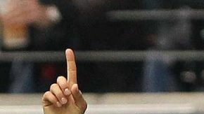 Marco Fabián celebra uno de sus dos goles frente al Augsburg.