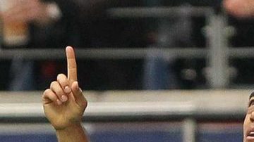 Marco Fabián celebra uno de sus dos goles frente al Augsburg.