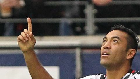 Marco Fabián celebra uno de sus dos goles frente al Augsburg.