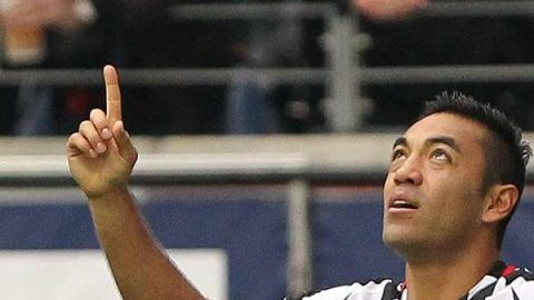 Marco Fabián celebra uno de sus dos goles frente al Augsburg.