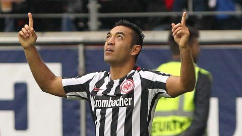 Marco Fabián celebra uno de sus dos goles frente al Augsburg.