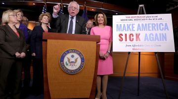Los demócratas criticaron la reforma de salud del presidente Donald Trump.