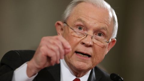 Sessions reafirmó que será prioridad de los fiscales federales todas las ofensas “criminales” en el área de inmigración