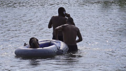 A pesar de las políticas migratorias de Trump, indocumentados se arriesgan a cruzar el río Bravo.
