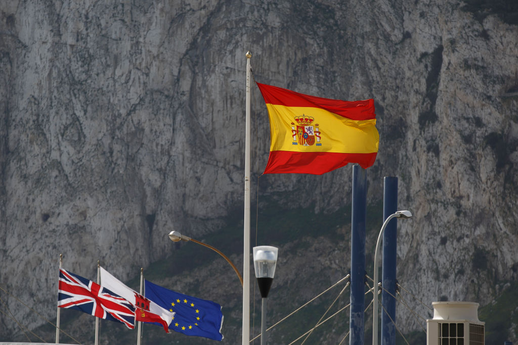 Banderas de Reino Unido, la Unión Europea y España en Gibraltar. 