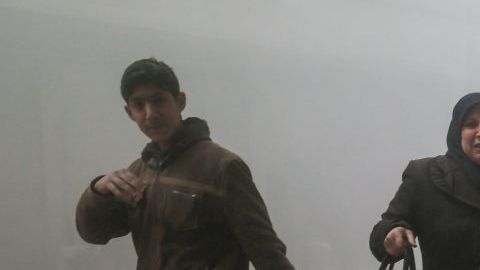 Familias huyen tras un ataque aéreo del gobierno en las afueras de Damasco, Siria. ABDULMONAM EASSA / AFP / Getty Images