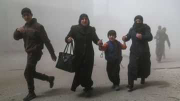 Familias huyen tras un ataque aéreo del gobierno en las afueras de Damasco, Siria. ABDULMONAM EASSA / AFP / Getty Images