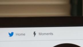 Un hombre mira la página de Twitter de del director de AOL Tim Armstrong anunciando "Juramento".