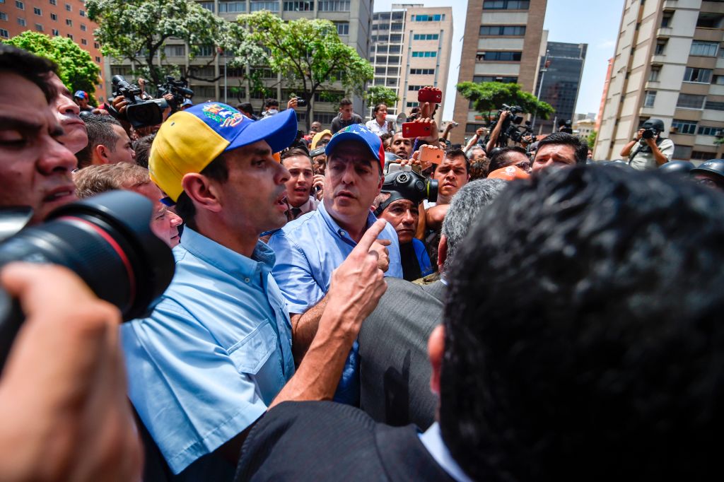Henrique Capriles (izquierda) y Julio Borges (centro) denunciaron que fueron rociados con gas pimienta mientras participaban en la protesta.