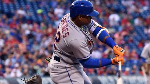 El cubano Yoenis Céspedes, de los Mets, conecta un jonrón de tres carreras el martes en Filadelfia. Luego se voló la barda otras dos veces.
